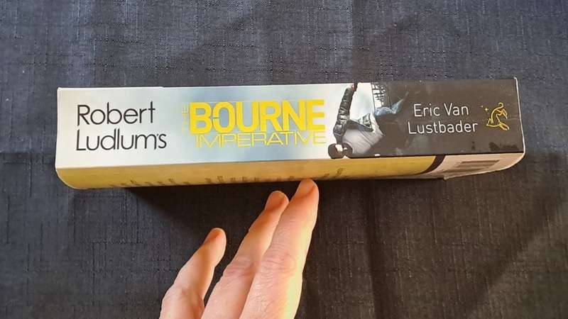 Eric Van Lustbader  - The Bourne imperative - paperback/softcover - pages 533