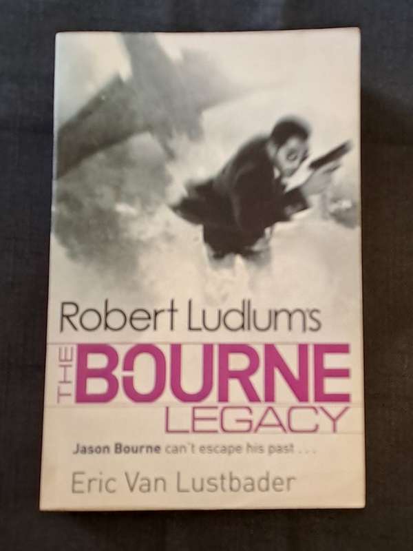 Eric Van Lustbader  - The Bourne legacy - paperback/softcover - pages 529