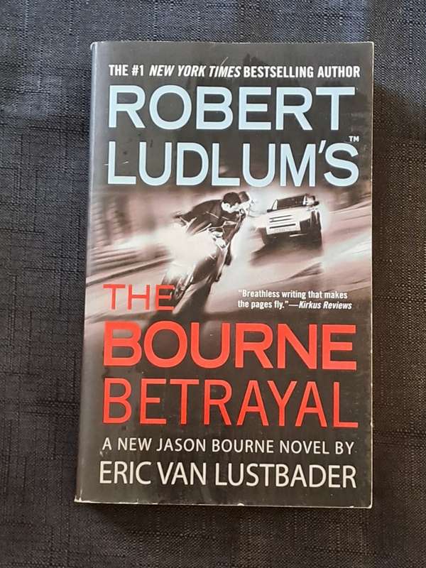 Eric Van Lustbader  - The Bourne betrayal - paperback/softcover - pages 639