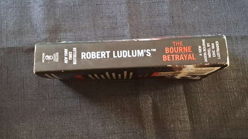 Eric Van Lustbader  - The Bourne betrayal - paperback/softcover - pages 639
