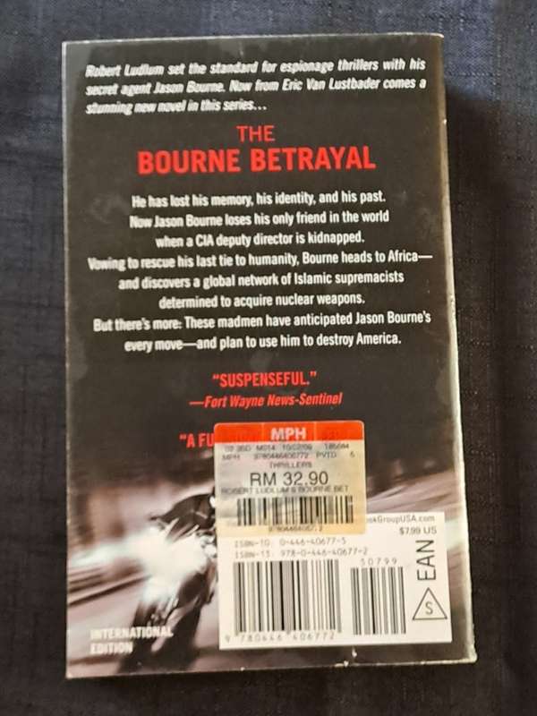 Eric Van Lustbader  - The Bourne betrayal - paperback/softcover - pages 639