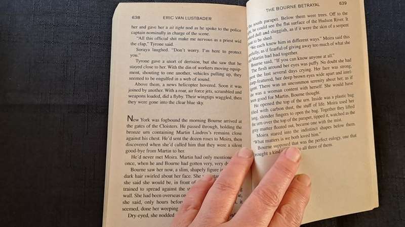 Eric Van Lustbader  - The Bourne betrayal - paperback/softcover - pages 639