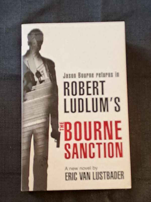Eric Van Lustbader  - The Bourne sanction - paperback/softcover - pages 614