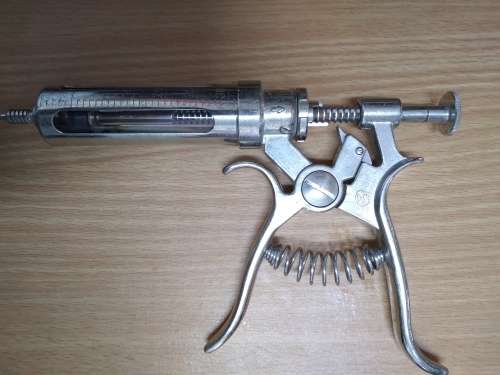 Livestock Vaccine Injector 30ml + Glass Syringes (2) + Re-usable Needles (39)