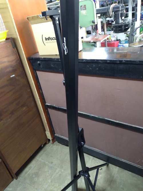 InFocus IN220 Regulatory Model Projector & Ultralink 150cm x 150cm Tripod Screen