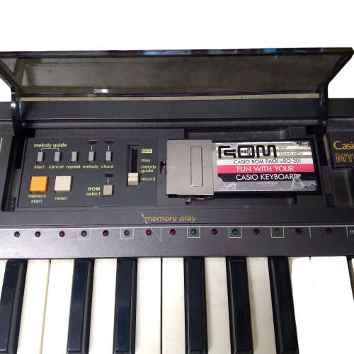 Vintage Casio MT-800 Casiotone Keyboard