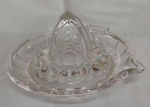 Vintage Clear Glass Juicer Citrus Fruit Squeezer Seed Strainer Pour Spout