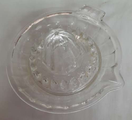 Vintage Clear Glass Juicer Citrus Fruit Squeezer Seed Strainer Pour Spout