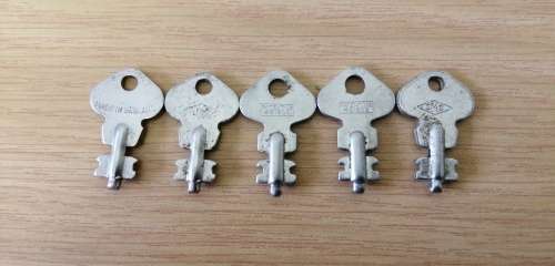 Vintage Cheney Made in England Keys x 5