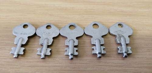 Vintage Cheney Made in England Keys x 5