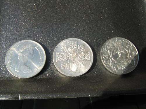 2xQEII five shillings 1953.1977 1xQE II 04/08/1980 coins