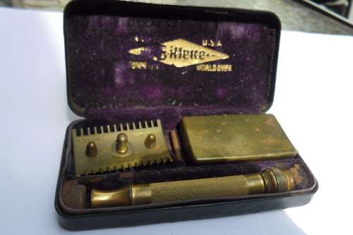 old razor in case with blades