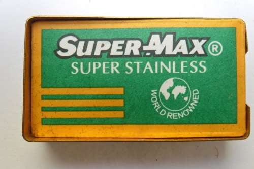 old razor in case with blades