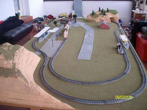 HO OO GAUGE LAYOUT WITH TRACK AIRPORT 2 STATIONS BUFFER