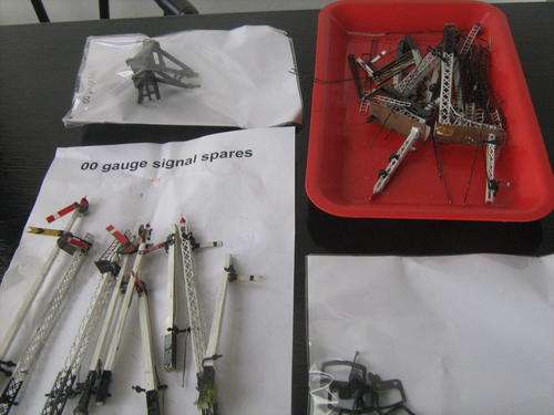00 gauge signals (job lot),buffers,couplers