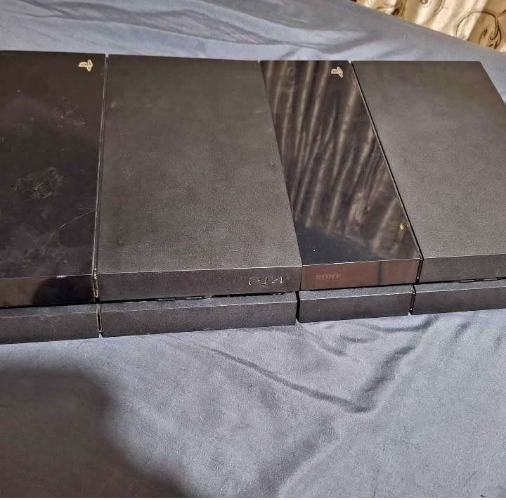 2 x Ps4 for spares or repairs