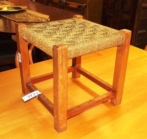 CUTE LITTLE STOOL (C22)