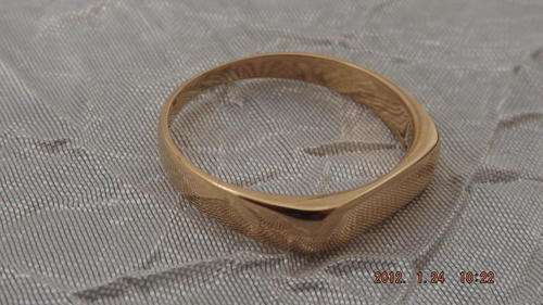 Beautiful 9ct Gold Ring.