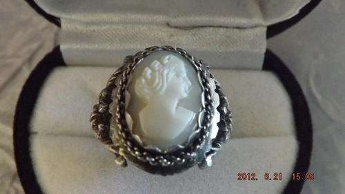 FANTASTIC ANTIQUE SHELL CAMEO IN FANCY STERLING SILVER SETTING.