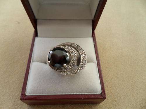 MAGNIFICENT STERLING SILVER ONYX AND CZ RING.