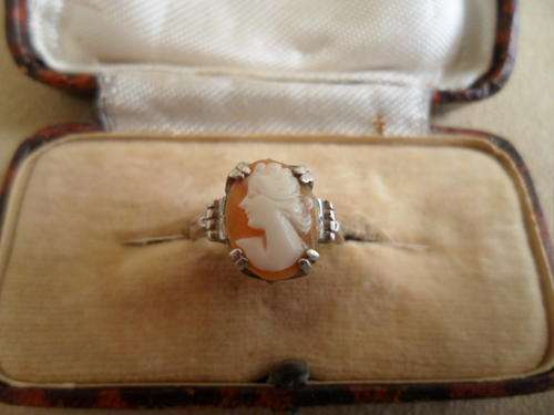 Vintage Cameo Shell Ring in Sterling Silver.