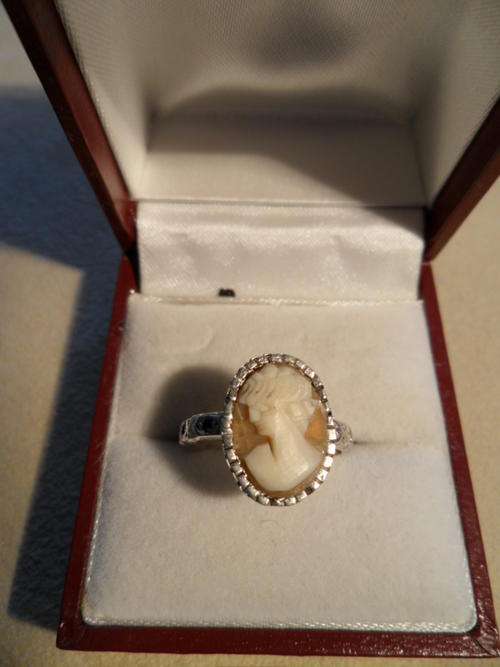BEAUTIFUL VINTAGE CAMEO RING IN STERLING SILVER.