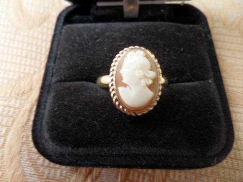 Beautiful Vintage Shell Cameo Ring Set In 9ct Gold.