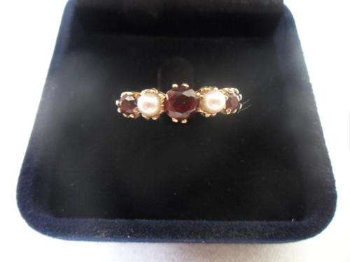 Magnificent Vintage 9ct Gold Ring Set With Garnets And Cultured Pearls .