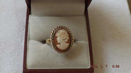 Beautiful Vintage Shell Cameo Ring Set In 9ct Gold.