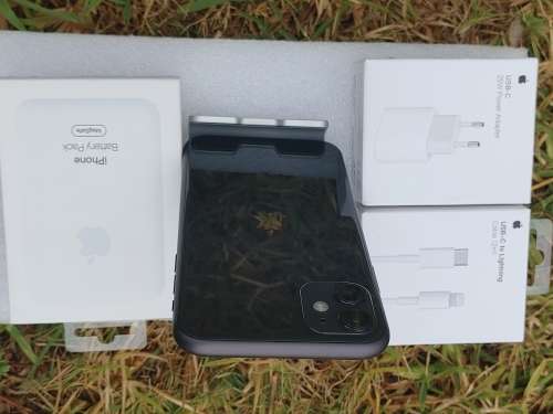 iPhone 11 - Black - 64GB + Magsafe Wireless Charger - Excellent Condition - Please Read