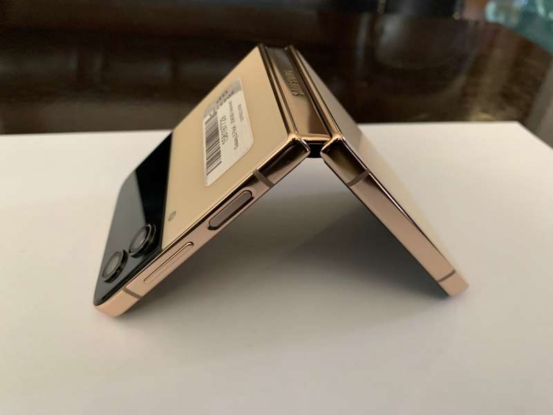 Samsung Galaxy - FLIP 4 - 5G - 256GB - All Networks - Gold - MINT CONDITION
