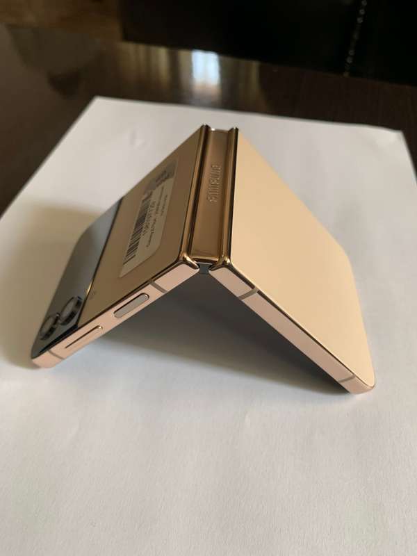 Samsung Galaxy - FLIP 4 - 5G - 256GB - All Networks - Gold - MINT CONDITION