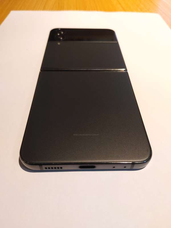 Samsung Galaxy - FLIP 4 - 5G - 256GB - All Networks - Graphite - MINT CONDITION