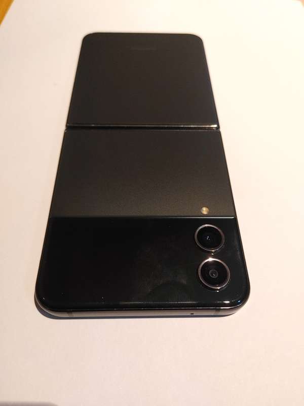 Samsung Galaxy - FLIP 4 - 5G - 256GB - All Networks - Graphite - MINT CONDITION