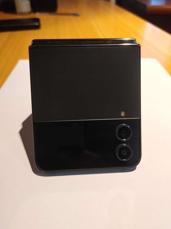 Samsung Galaxy - FLIP 4 - 5G - 256GB - All Networks - Graphite - MINT CONDITION