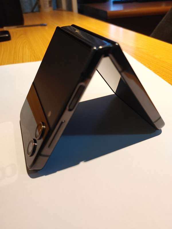 Samsung Galaxy - FLIP 4 - 5G - 256GB - All Networks - Graphite - MINT CONDITION