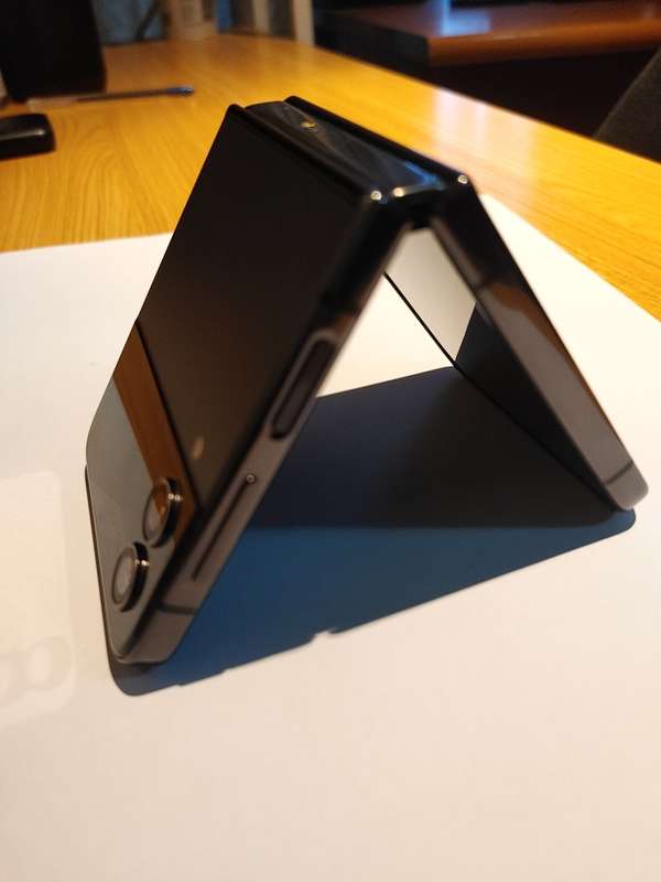 Samsung Galaxy - FLIP 4 - 5G - 256GB - All Networks - Graphite - MINT CONDITION