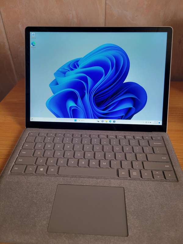 Microsoft Surface Laptop 13.5 Core i5, 8GB RAM, 256SSD