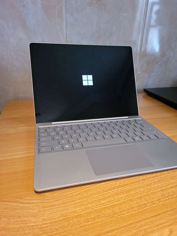 Microsoft Surface Laptop GO - i5 10th Gen - 8GB - 128GB SSD - Touch Screen - Excellent Condition