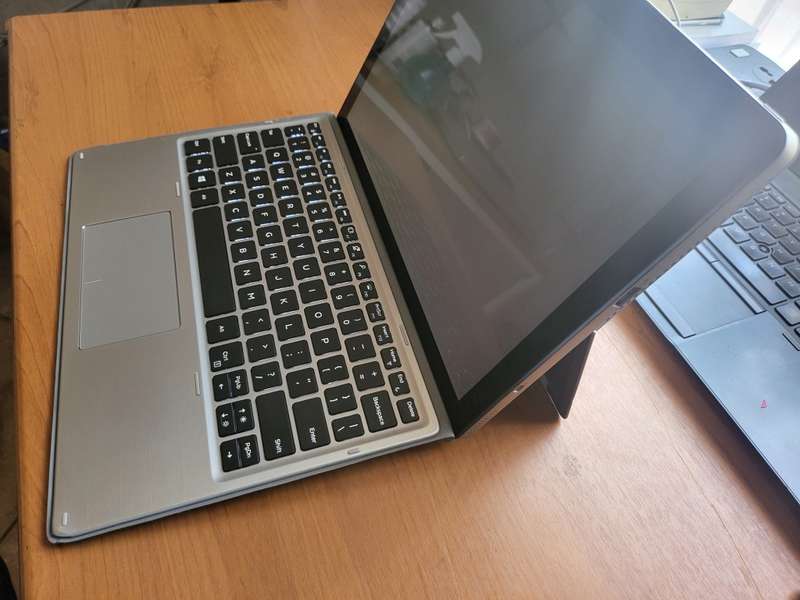 Dell Latitude 7210 - 2 in 1 - Touch Screen - i7 10thGen - 16GB Ram - 256GB SSD - Very Good Condition