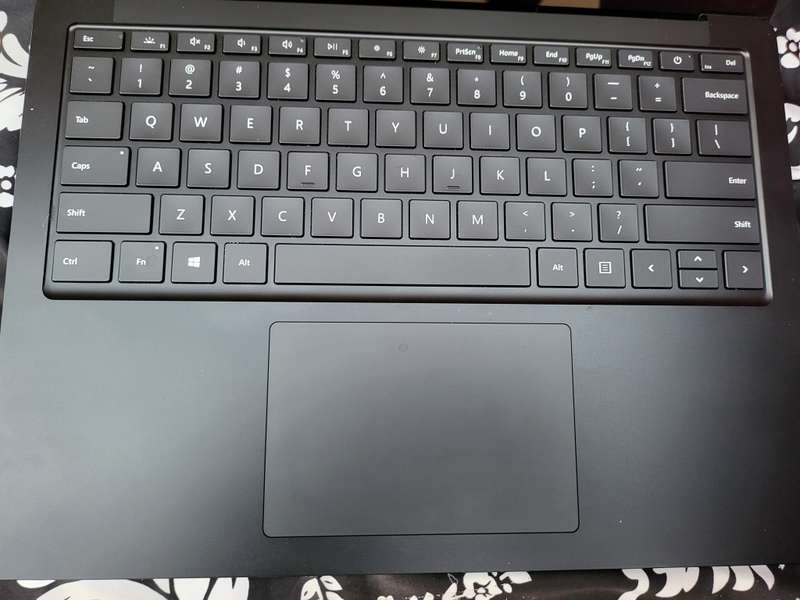 Microsoft Surface Laptop 3 - i5 10th Gen - 8GB - 256 SSD - Touch Screen - Very Good Condition
