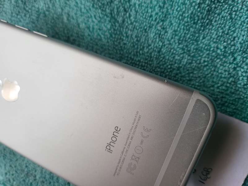 iPhone 6 - Silver - 64GB - Excellent Condition - Complete Package