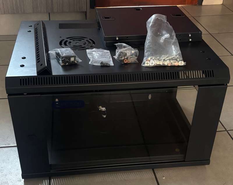 NetiX 19" 6U 600X450 Fixed Wall Mount Server Cabinet