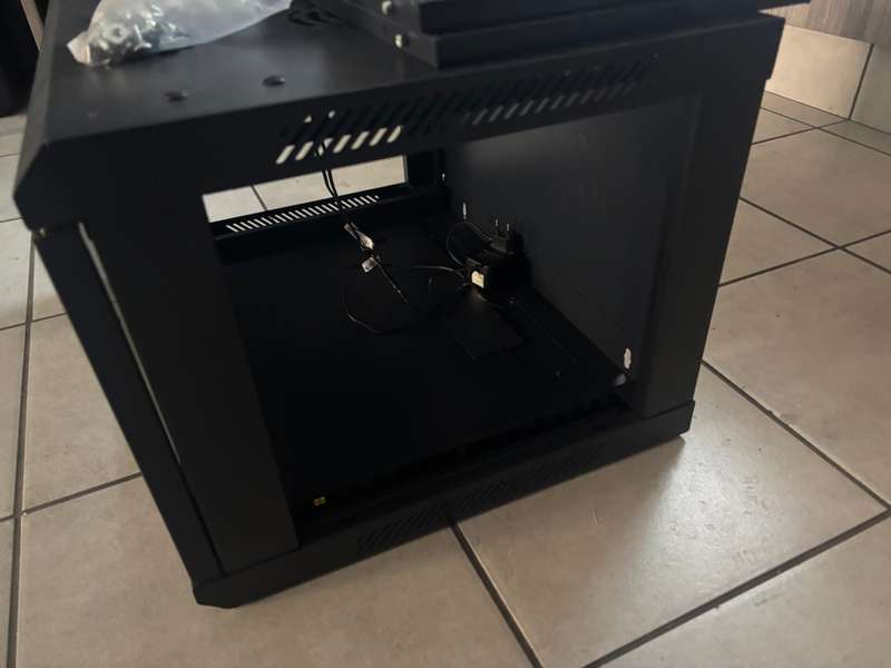 NetiX 19" 6U 600X450 Fixed Wall Mount Server Cabinet