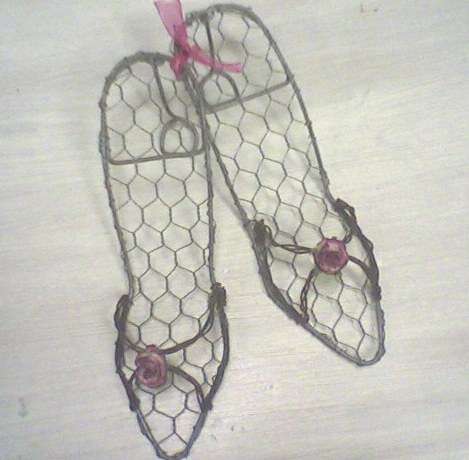 Rustic Wire Art - Dainty little shoes with rose motive
