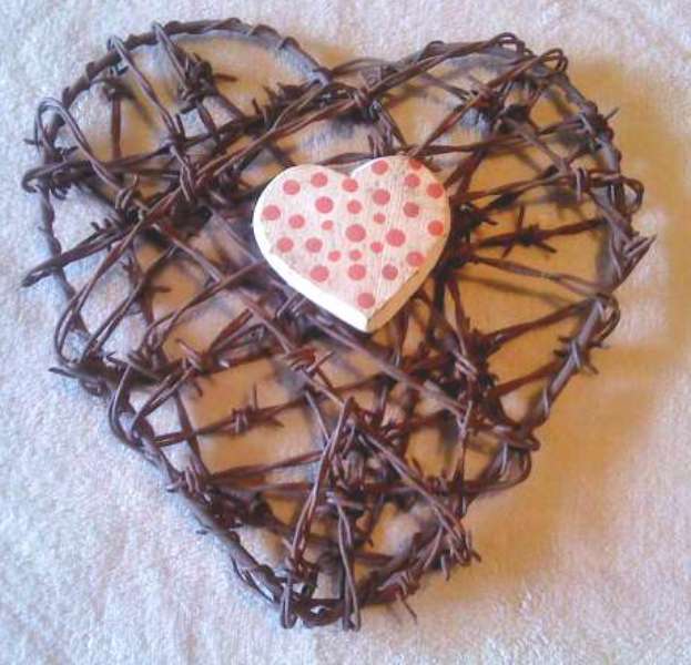 Rusric Barbwire heart with polkadot cermaic heart detail - lovrely - 24 x 24 cm