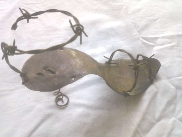 Cheeky high heel tin shoe with wire detail.