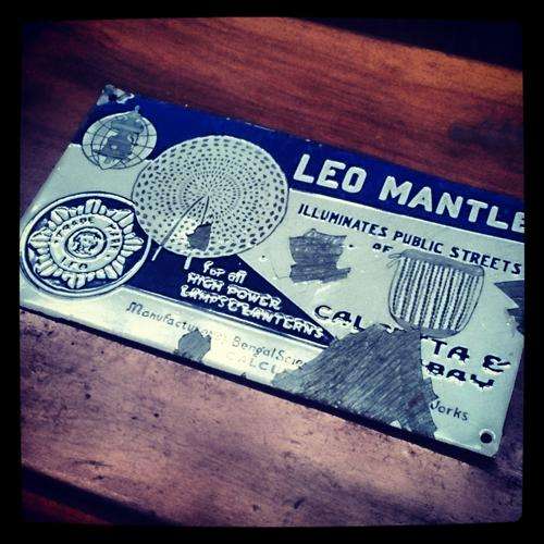 Wow!!! 100% Original Vintage Leo Mantle Lamps and Lanterns Porcelain Enamel Sign!!!