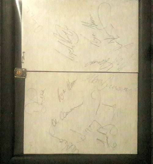 WP Cricket Team Hand signed Autographs and Lapel Pin