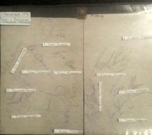 WP Cricket Team Hand signed Autographs and Lapel Pin